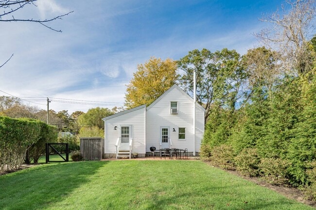 Building Photo - 706 Springs Fireplace Rd