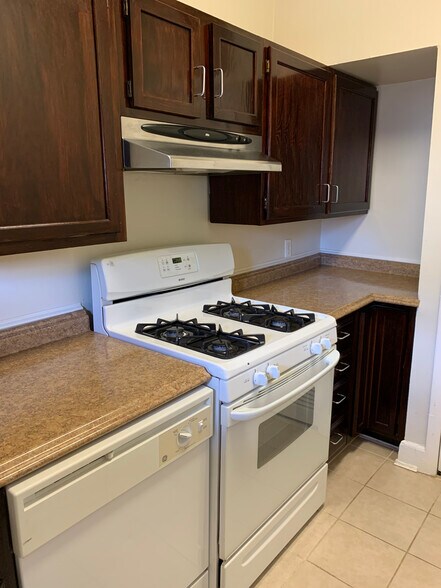 Building Photo - 527 9th St NE