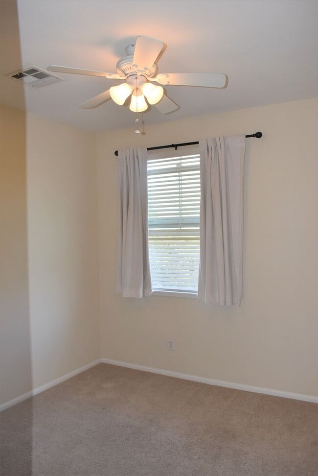 Building Photo - 3 Bedroom 2.5 Bath Townhome in Gated Commu...