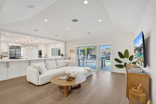 Building Photo - 885 Nafa Dr