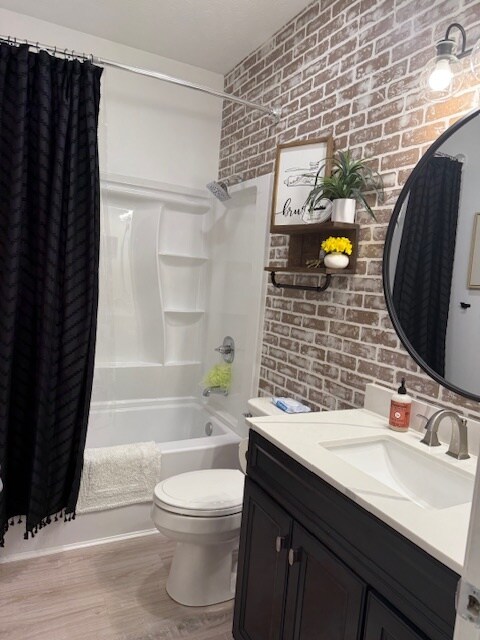 Hall Bath - 2604 Northwood Cir