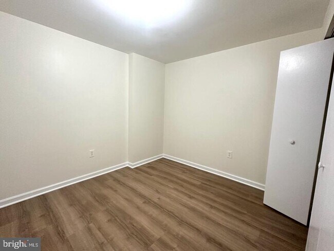 Building Photo - 898 Bayridge Dr