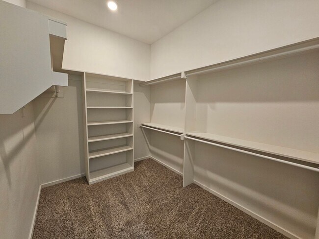 Building Photo - Minutes from Downtown, Uptown, Henderson, ...