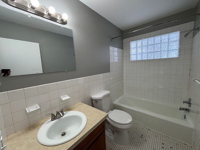 Building Photo - Amazing 3 Bedroom 1 Bathroom Townhome in Robbinsdale!!