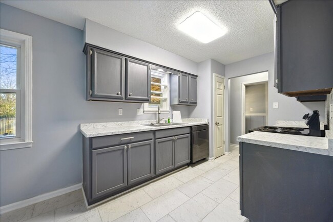 Building Photo - 3BED/2BATH REMODELED