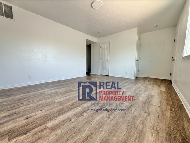 Building Photo - 3 Bedroom 1.5 Bath Apartment - 1 car garage