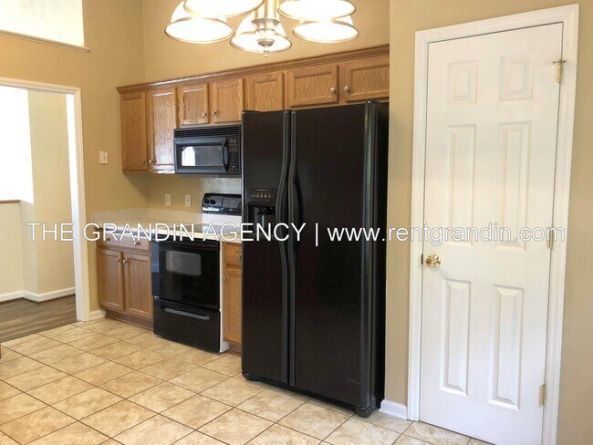 Building Photo - 1811 Meadows Ct