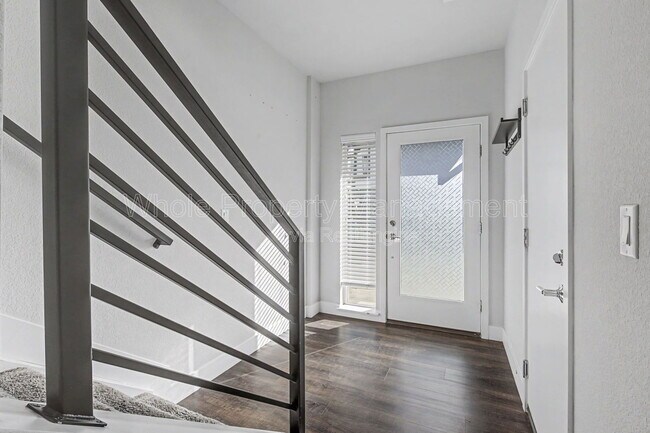 Building Photo - 5651 W 11th Pl