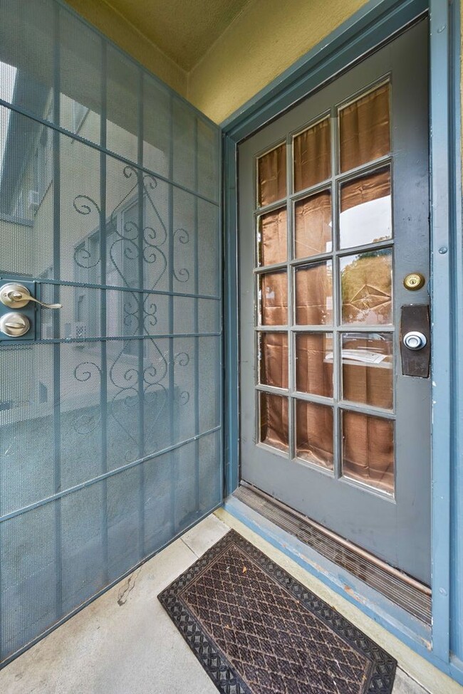 Building Photo - Charming Midtown 1-Bedroom Apartment with ...