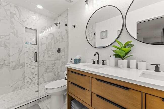 Building Photo - 9211 Highland Pl