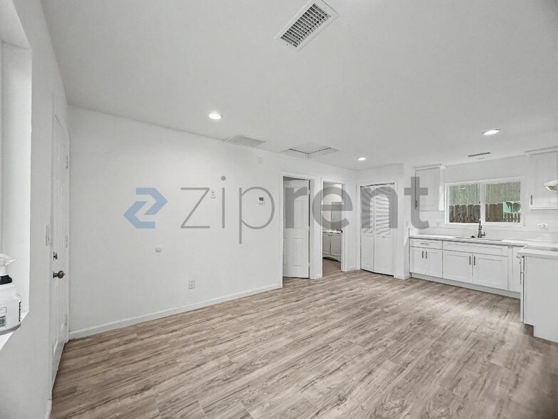 Building Photo - Unit 874