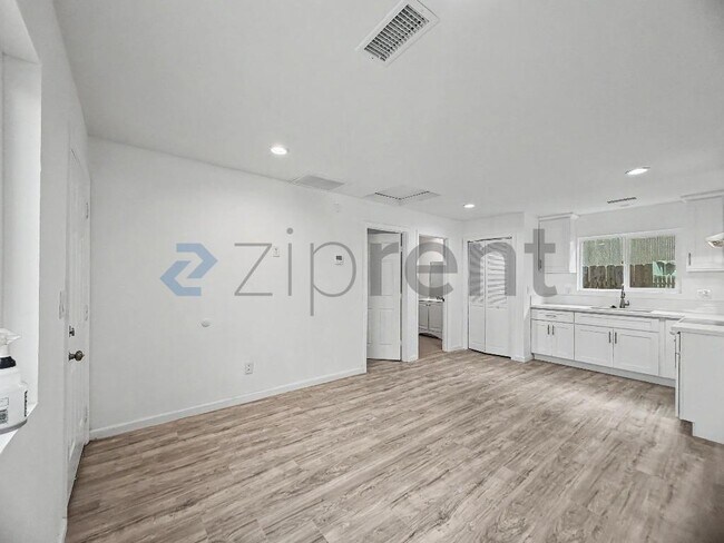 Building Photo - Unit 874