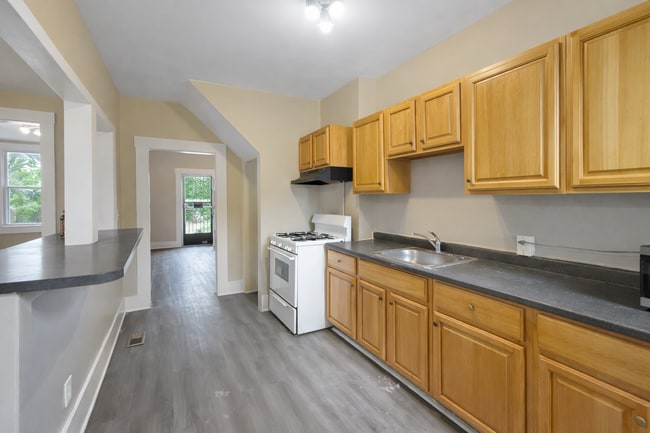 Building Photo - Modern Finishes, In-Unit Laundry & Bright Living Spaces