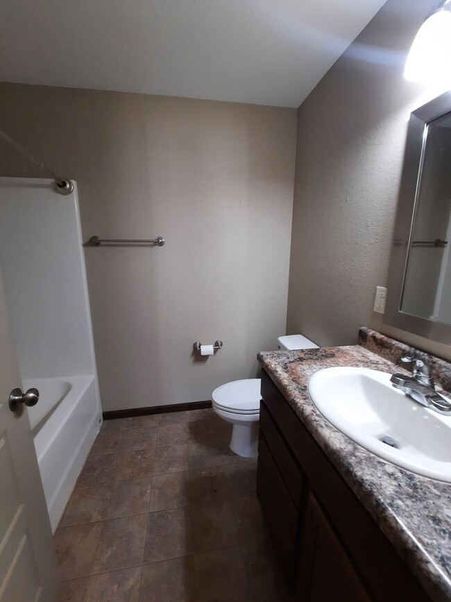 Building Photo - 4 BED | 3 BATH | DOUBLE GARAGE | MALL RIDGE