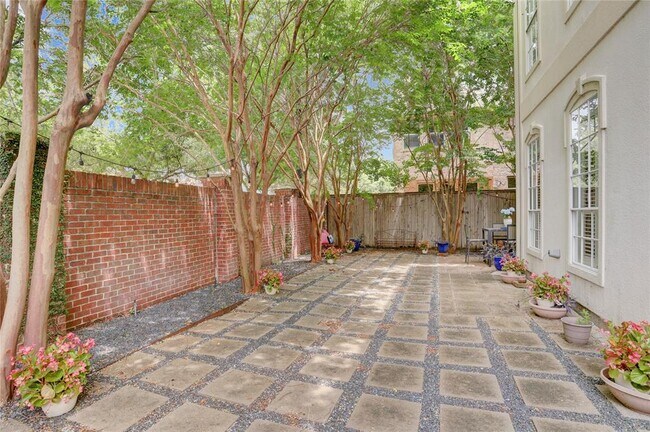Building Photo - 8430 N Hilshire Park Dr