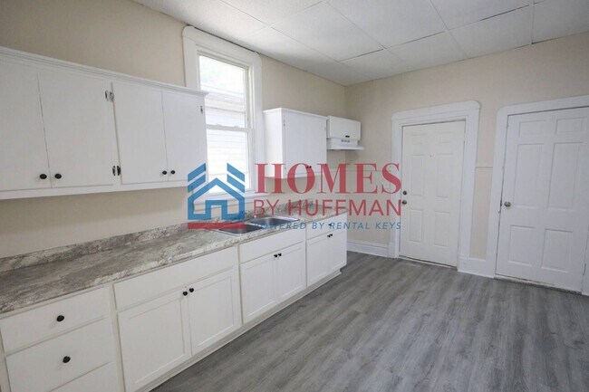 Building Photo - Three Bedroom House | Move in Ready