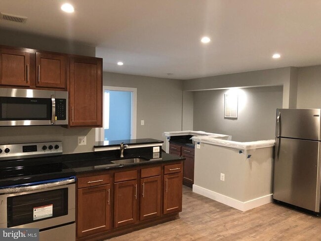 Building Photo - 447 Orange St SE