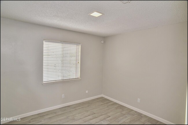 Building Photo - 10415 Ashwood Dr