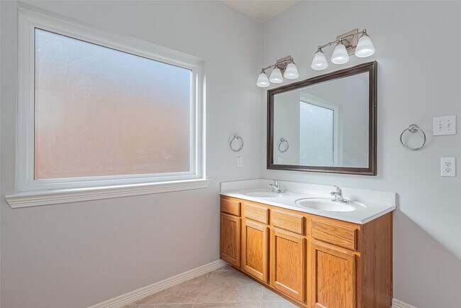 Building Photo - 2202 Highland Crossing Dr