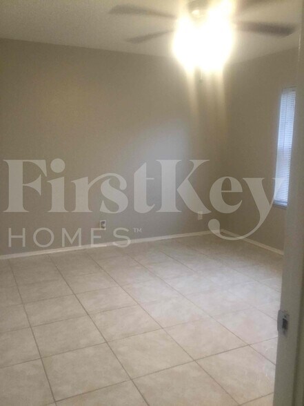 Building Photo - 6129 Moonbeam Dr