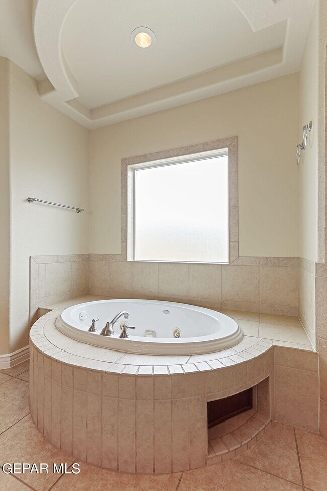 Building Photo - 6285 Wildwood Ct
