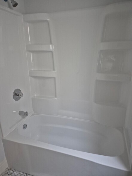 shower - 8702 S Escanaba Ave