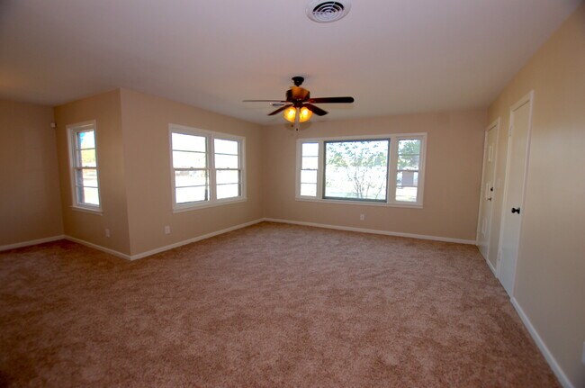 Building Photo - Great 2 Bedroom with 2 Living Areas