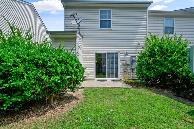 Building Photo - End Unit Townhome in Great Location!