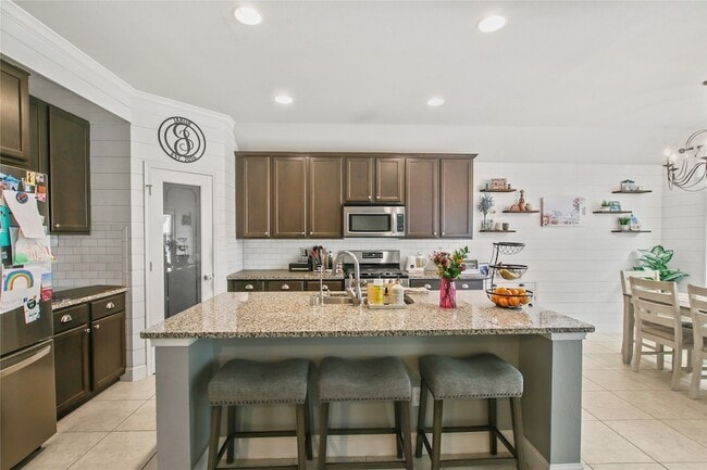 Building Photo - 913 Freesia Dr