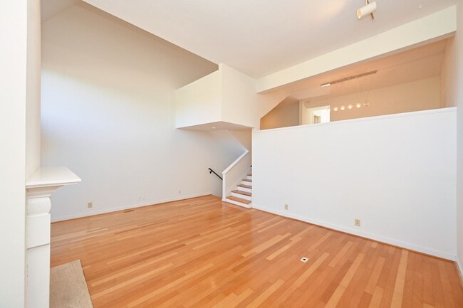 Building Photo - **PERFECTLY SITUATED TOWNHOME IN GREEN HIL...