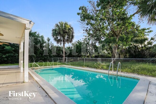 Building Photo - 2582 Lake View Blvd