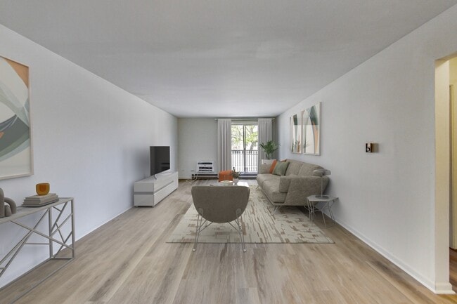 Building Photo - BEAUTIFUL NEW REHAB WITH FREE HEAT AND STAINLESS STEEL APPLIANCES.....MUST SEE!!!!