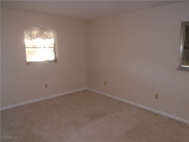 Building Photo - 991 April Ln