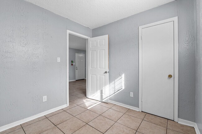 Building Photo - 1820 E Texas St