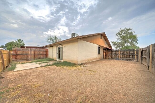 Building Photo - COMING SOON! Adorable 2 Bath 1 Bed Home in Glendale