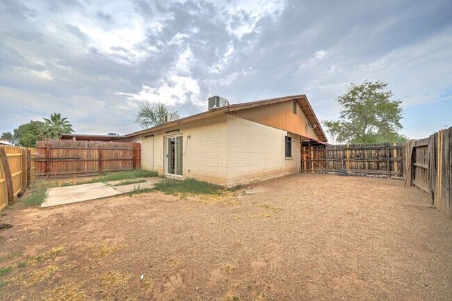 Building Photo - READY TO TOUR NOW! Adorable 2 Bath 1 Bed Home in Glendale