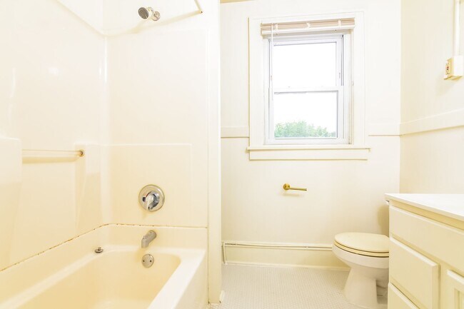 Building Photo - 509 6th St SE