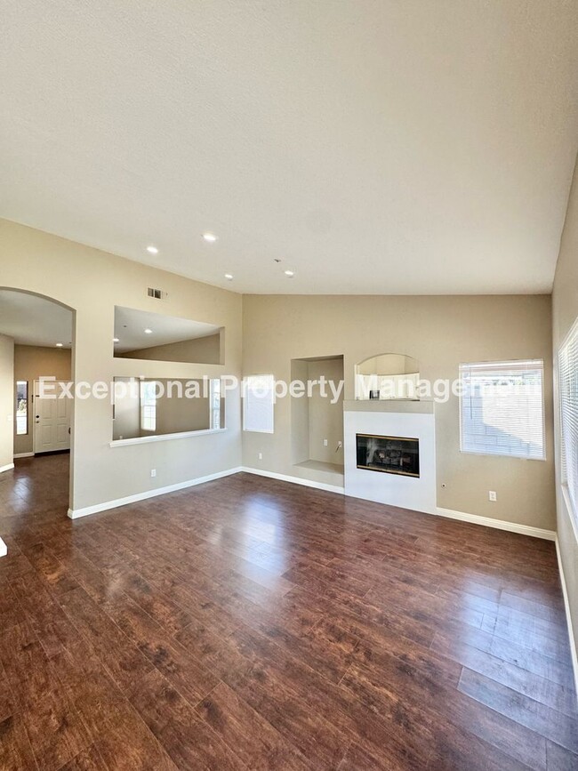 Building Photo - Great 3 bed 2 bath single story