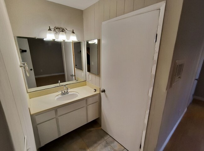 Building Photo - Lower Unit In Scripps Woods