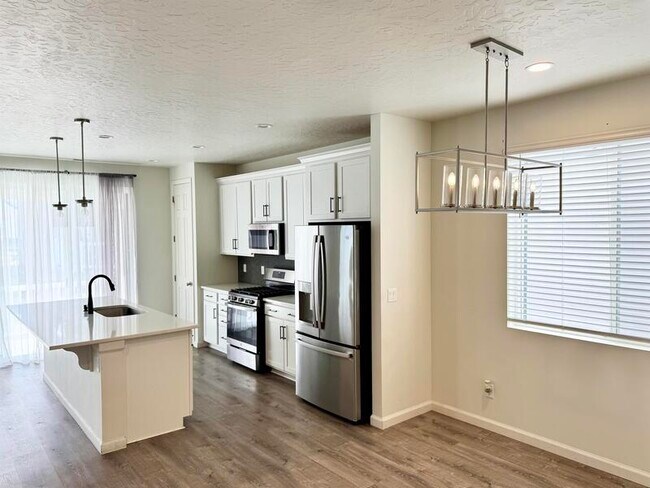 Building Photo - 283 N 1580 W