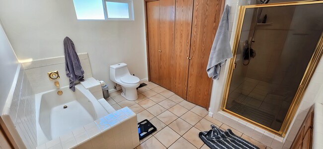 Building Photo - Spacious & Modern 5-Bedroom Retreat in Teh...