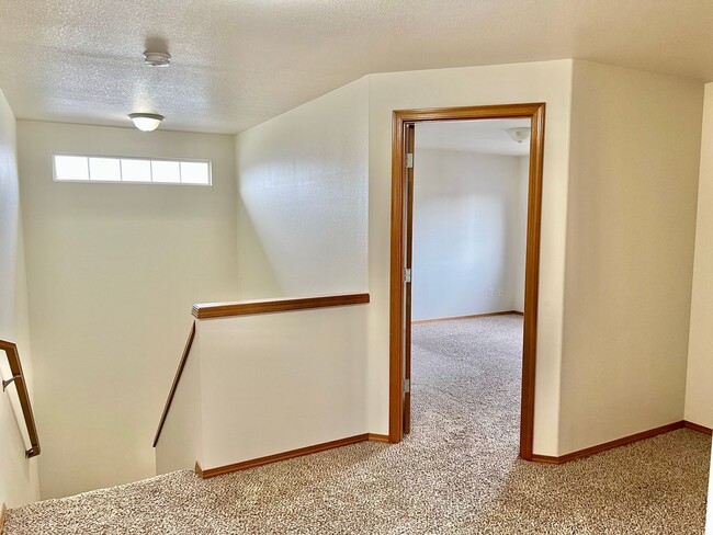 Building Photo - Excellent Location in Fishers Landing near...