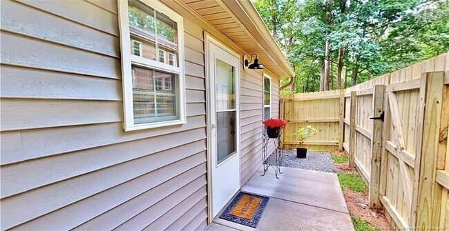 Building Photo - 2402 Rockwood Dr