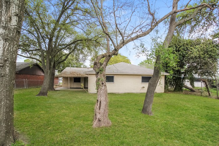 Building Photo - 701 Inwood Dr
