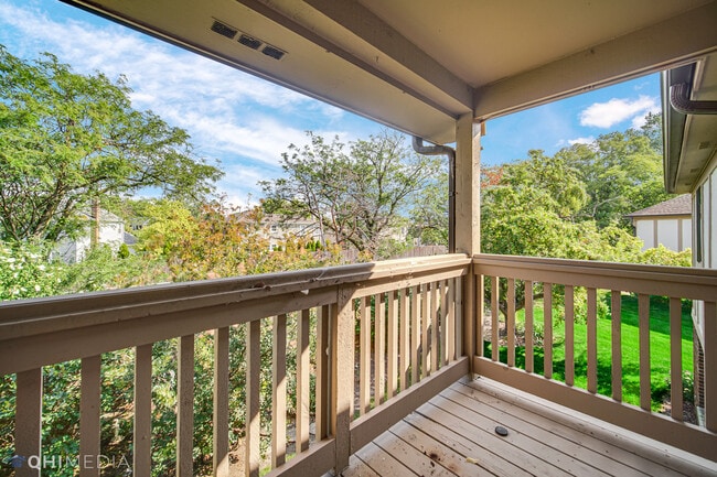 Building Photo - 920 Surrey Dr