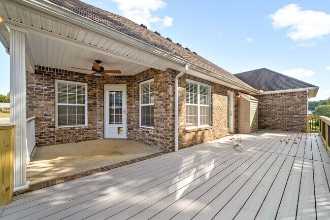 Building Photo - Pet Friendly Three Bedroom with Bonus!