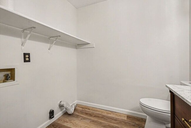 Building Photo - 2BR/1.5BA End Unit Townhome Near Downtown Snellville!