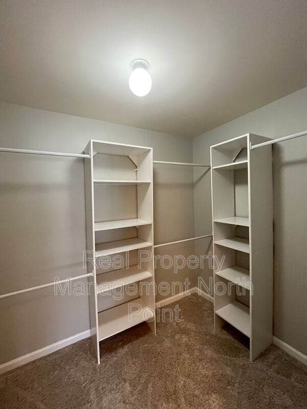 Building Photo - 2048 Lakeshore Overlook Dr