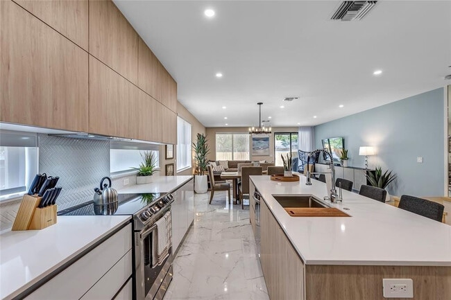 Building Photo - 811 SW 10th Terrace