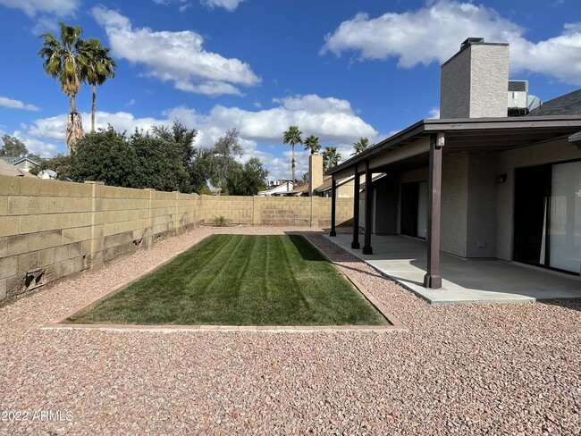 Building Photo - 710 W Cheyenne Dr